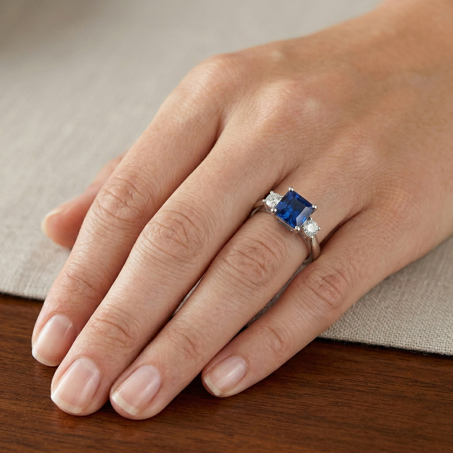 1.65 Kt. Drei-Stein-Ceylon-Saphir-Aus der Erde Abgebauter Natürlicher Diamanten-Ring Weißgold 14K