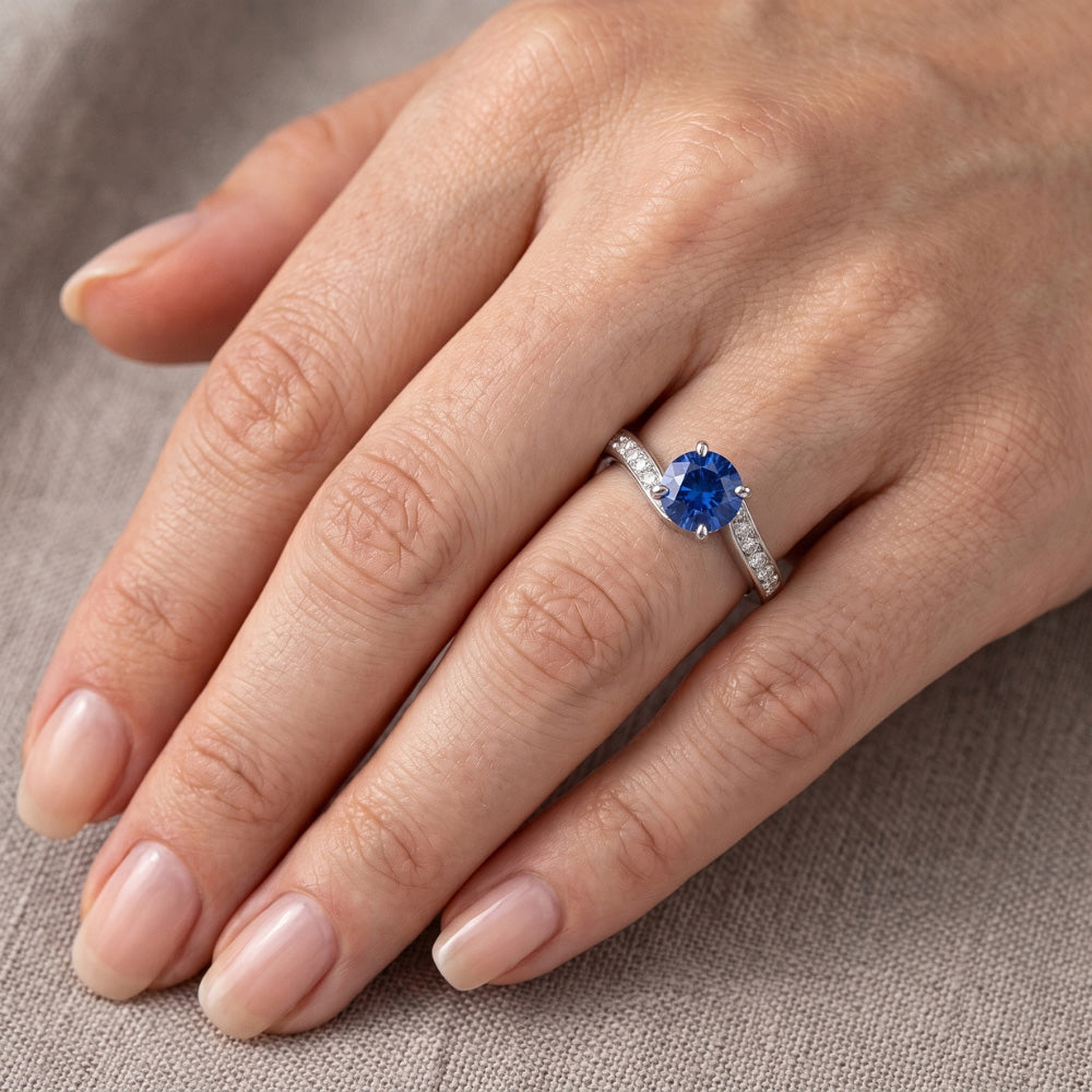 1,25 ct Ring mit blauem Saphir-Aus der Erde Abgebauter Natürlicher Diamant im Rundschliff aus Ceylon