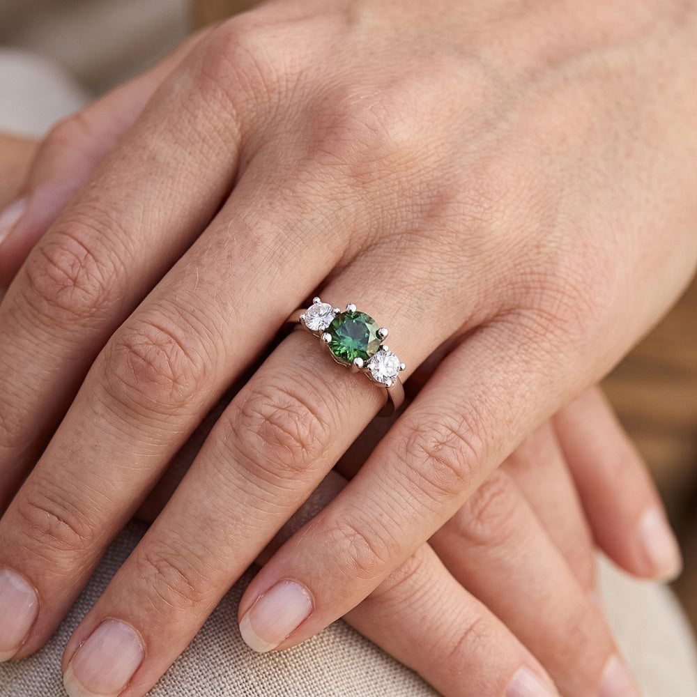 2 Kt Grüner Saphir Aus der Erde Abgebauter Natürlicher Diamant Drei Steine Ehering 14K Weißgold