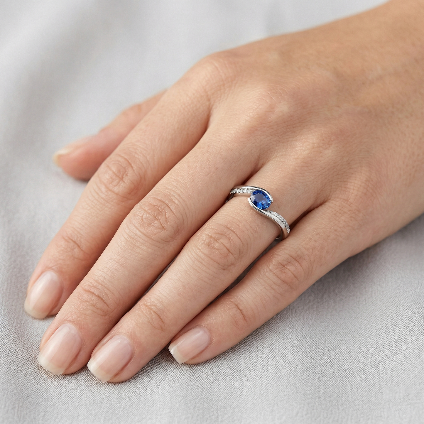 echter oval saphir 1.00Karat ring auf Weiß