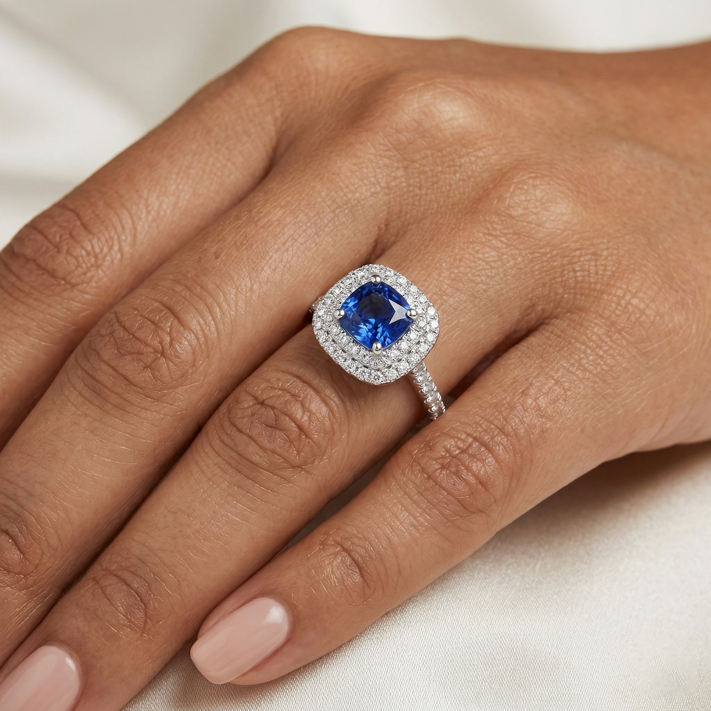 2 Kt Blauer Kissen Saphir Und Halo Runder Aus der Erde Abgebauter Natürlicher Diamantring 14 Karat Weißgold