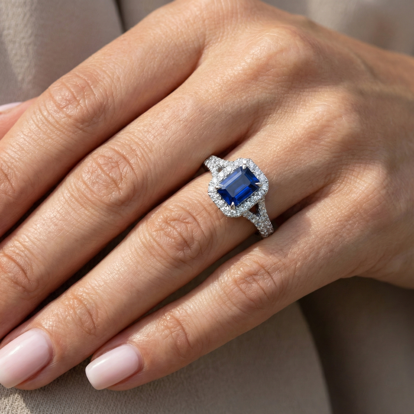 2,85 Karat Blauer Saphir und Aus der Erde Abgebauter Natürlicher Diamanten Ring Krappenset 14K Weißgold