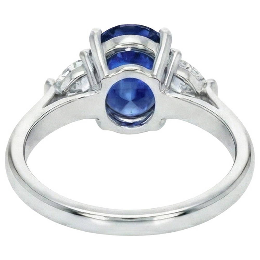 3-Stein-Aus der Erde Abgebauter Natürlicher Diamantring mit ovalem tiefblauem Saphir 8,25 Karat Gold 14K