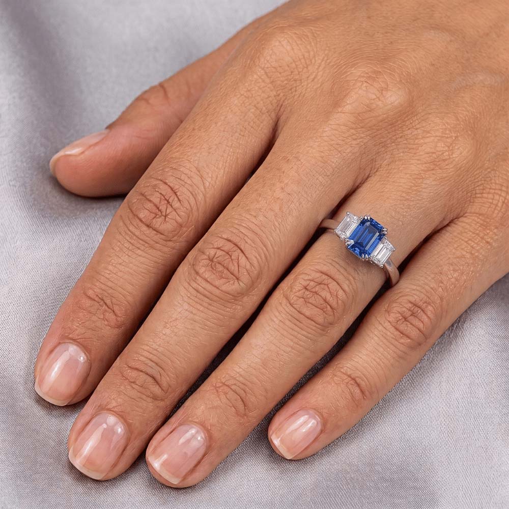 3 Stein Trapezoid Natürlicher Diamant ( nicht im Labor gezüchtet ) Schmuck 3 Karat Strahlender Ceylon Saphir Ring