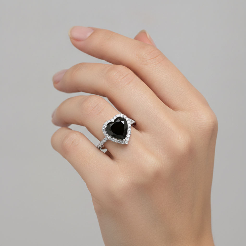 Verlobungsring mit schwarzem Diamant 4 Karat Natürliches Herz Halo Pavé 14 Karat Weißgold