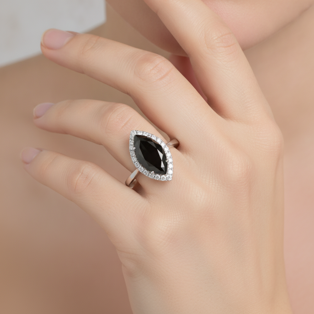 Dunkler Diamant Verlobungsring 8 Karat natürlicher schwarzer Marquise Halo 14 Karat Weißgold