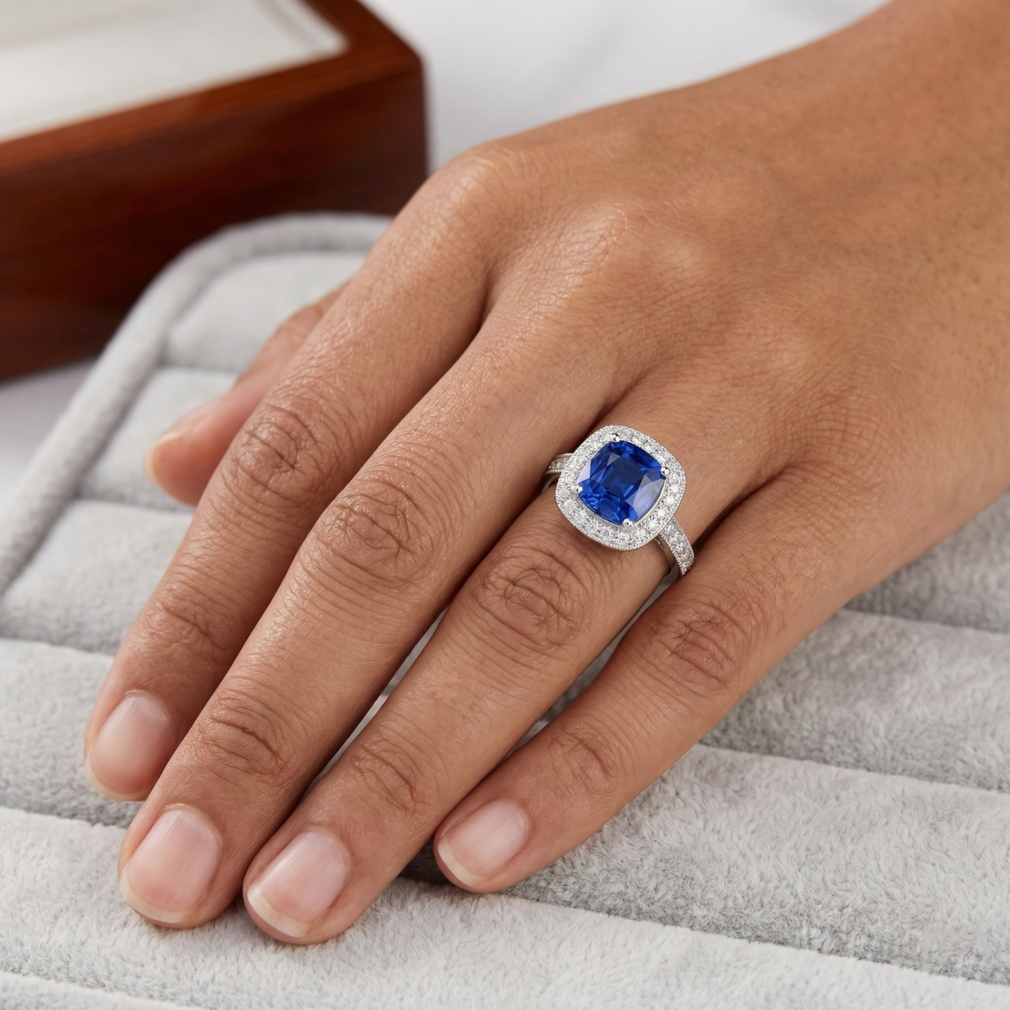 echter round saphir 3.70Karat ring auf Weiß