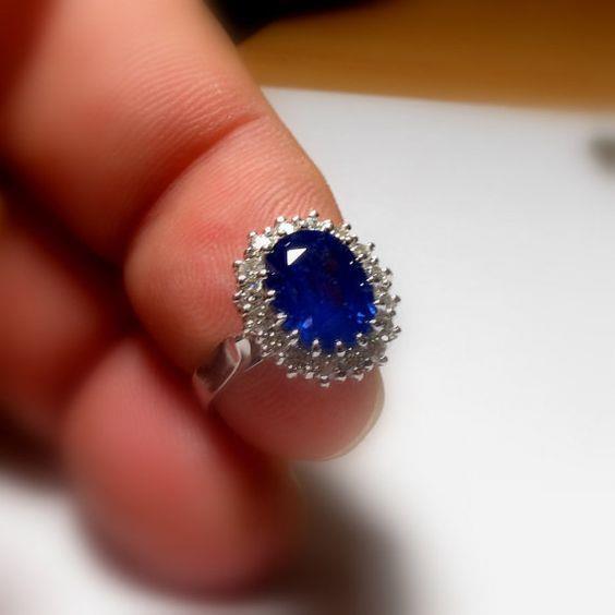 3,5 ct ovaler runder echter Ceylon-Saphir-Aus der Erde Abgebauter Natürlicher Diamantring aus 14 Karat Weißgold