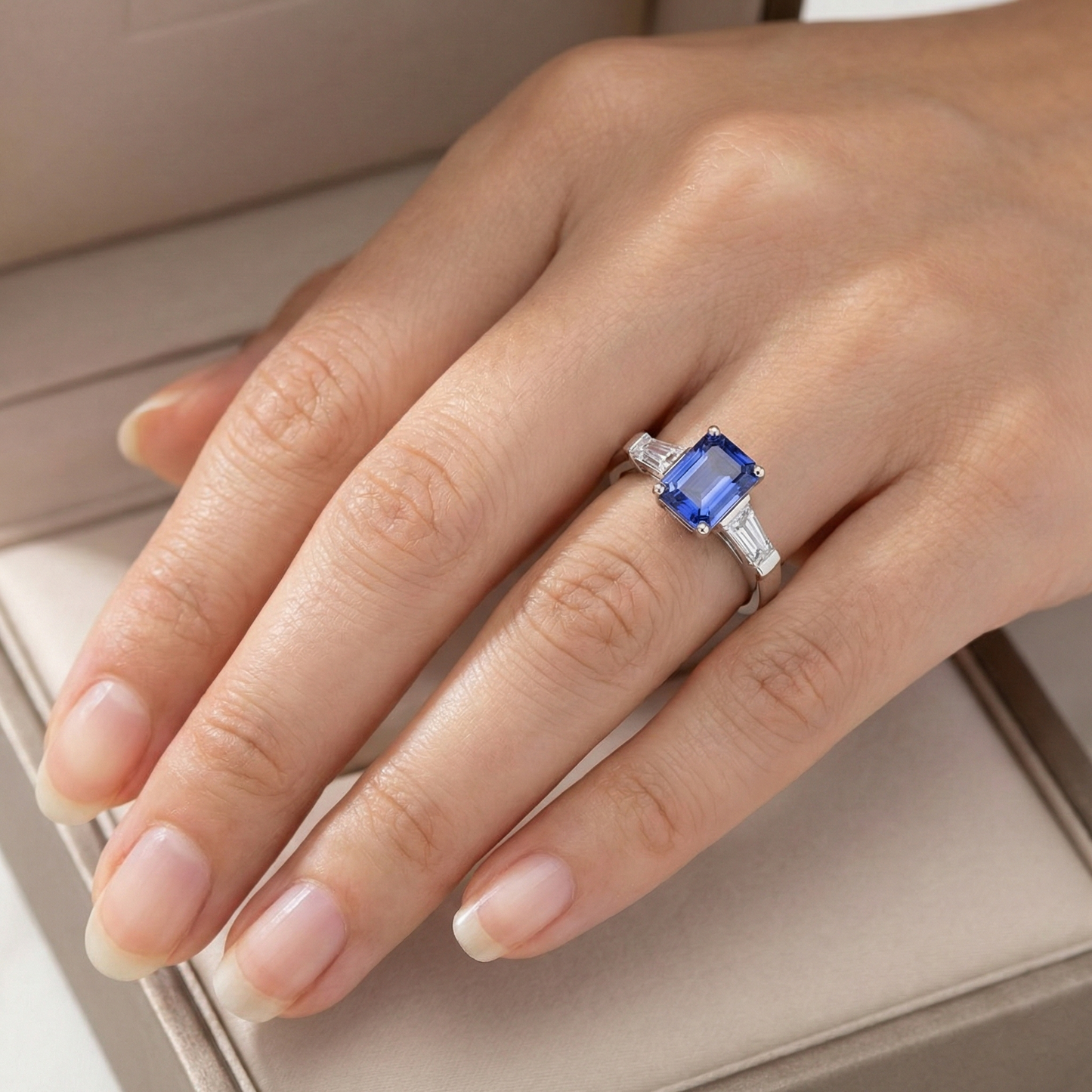3 Stein Baguette Natürlicher Diamant ( nicht im Labor gezüchtet )en Blauer Saphir Ring Smaragdschliff 1,75 Karat