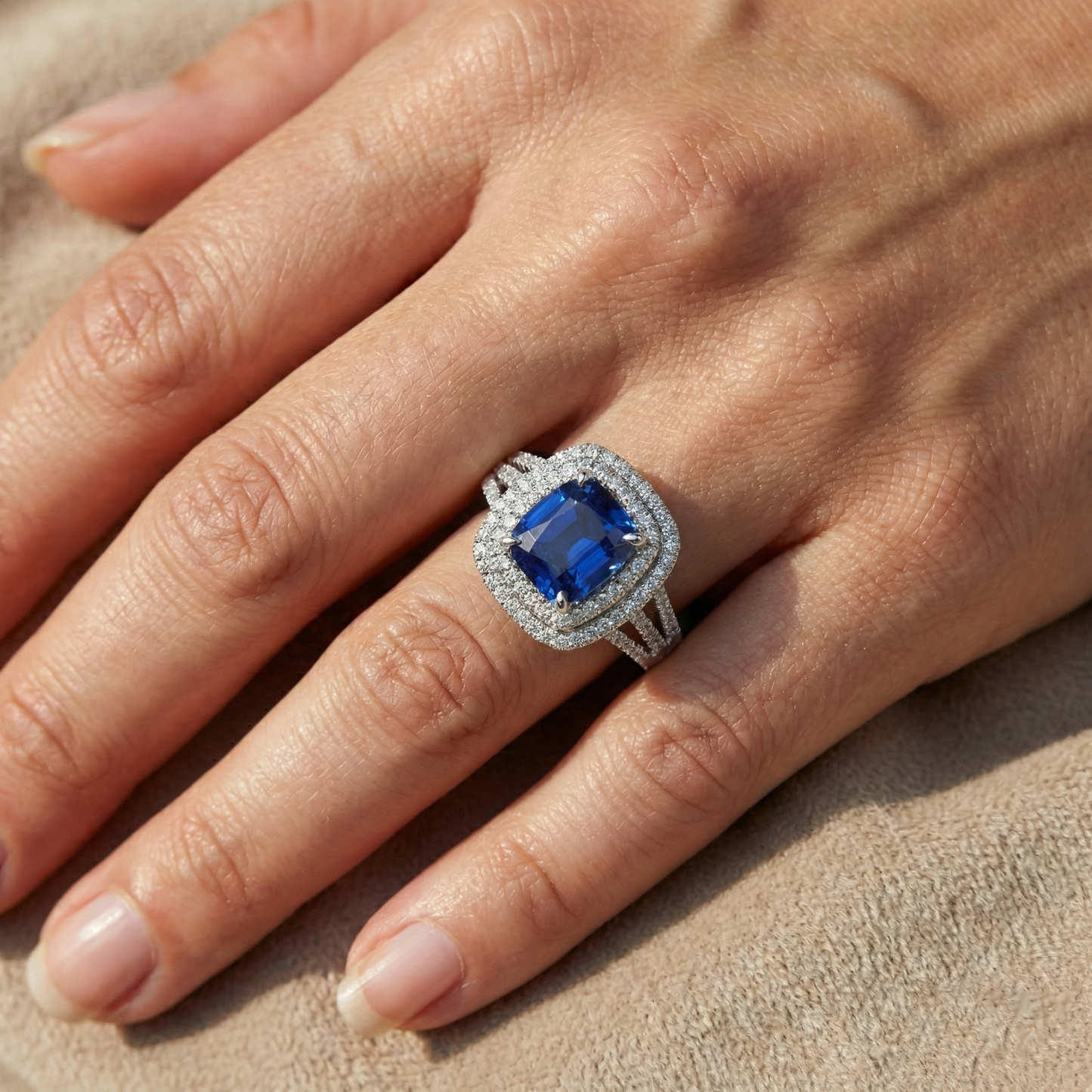 4.50 ct Kissen Ceylon blauer Saphir und runder Aus der Erde Abgebauter Natürlicher Diamant-Verlobungsring