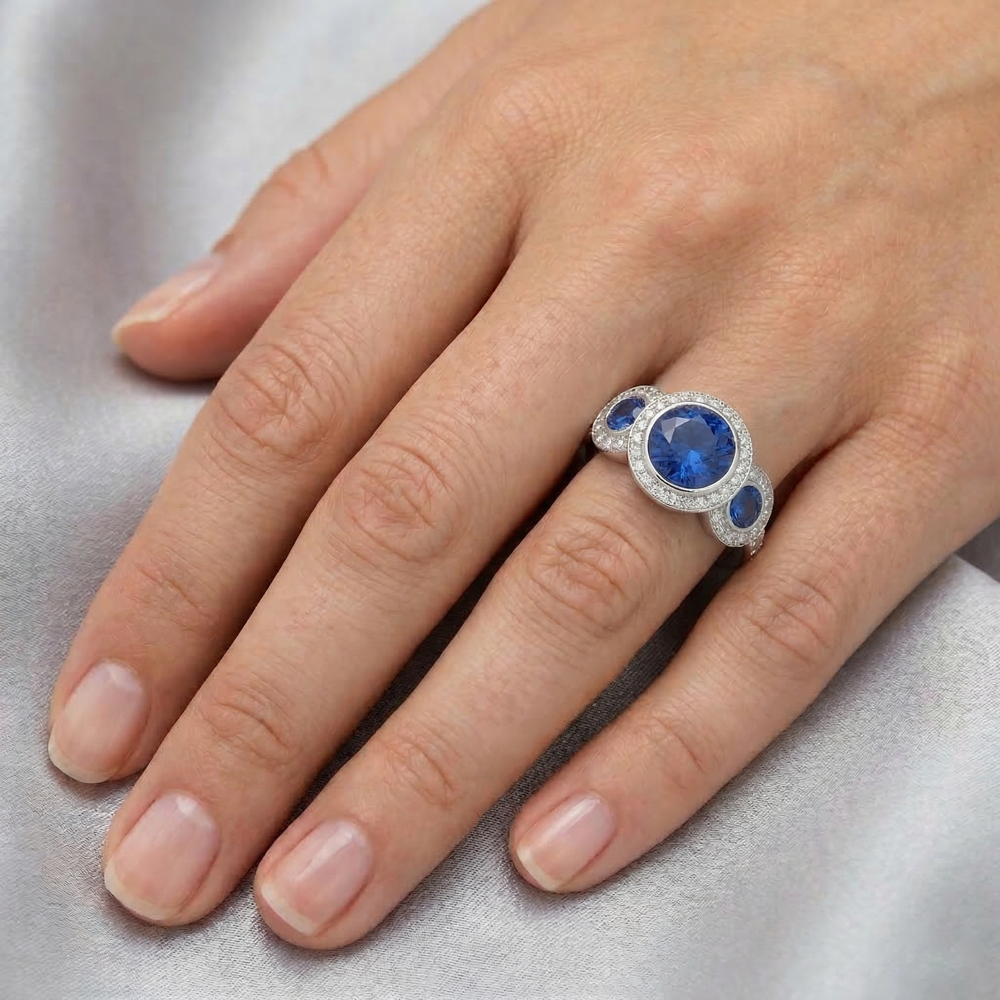 4.51 Karat Ceylon Saphir Aus der Erde Abgebauter Natürlicher Diamanten Weißgold 3 Steine Stil Ring