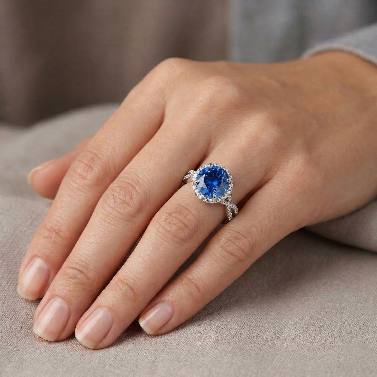 4.85 ct Sri Lanka Blauer Saphir Halo Aus der Erde Abgebauter Natürlicher Diamanten Ring Weißgold