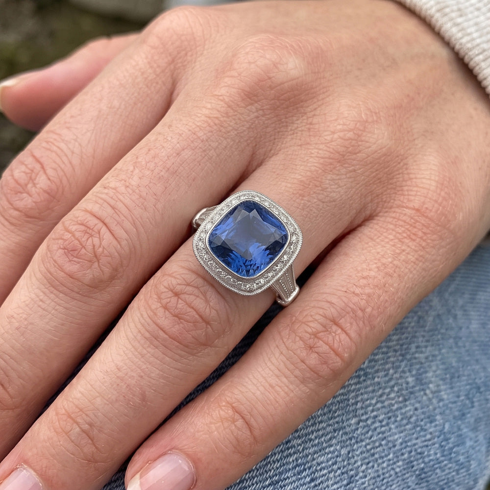 5.01 Karat blauer Saphir-Kissen Halo-Aus der Erde Abgebauter Natürlicher Diamant-Ring-Schmuck