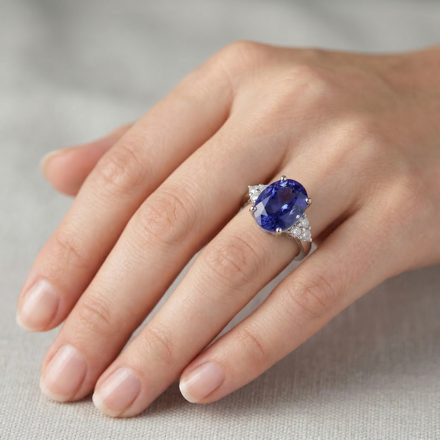 5.30 Kt Ovaler srilankischer Saphir-Aus der Erde Abgebauter Natürlicher Diamant-Ring Weißgold 14K