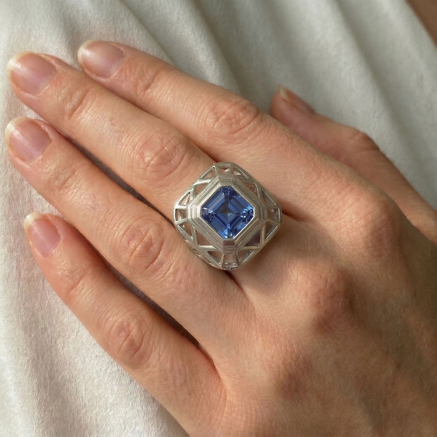 Asscher Solitaire Herrenring 2,50 Karat Srilankan Saphir Lünette Set