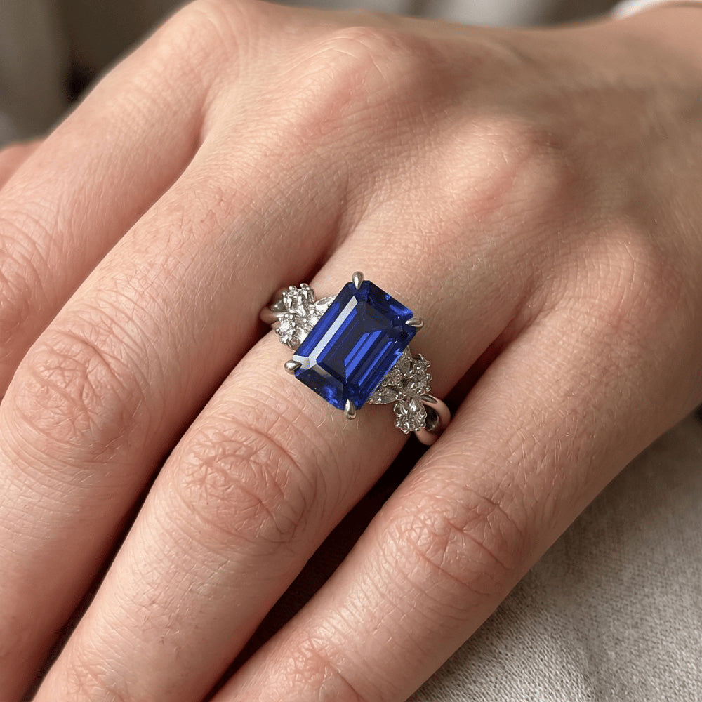 Aus der Erde Abgebauter Natürlicher Diamant-Solitärring mit Akzenten Smaragdblauer Saphir 4 Karat