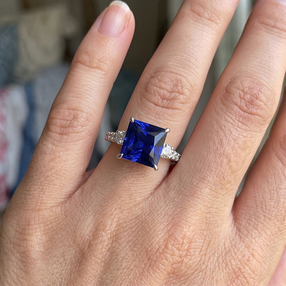 Blauer Saphir-Solitär mit Akzenten Princess Cut Edelstein 6,25 Karat