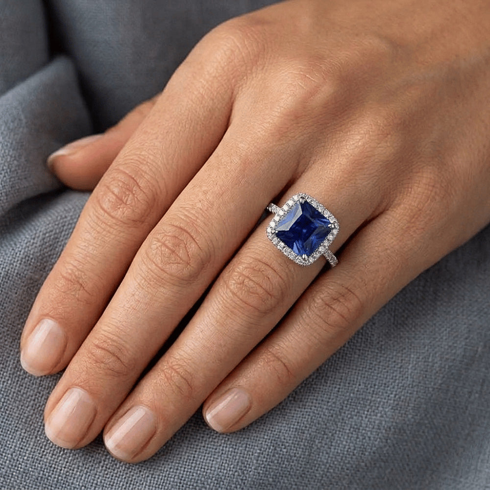 Ceylon-Saphir-Halo-Aus der Erde Abgebauter Natürlicher Diamantring 6 Karat Prinzessschliff mit Akzenten