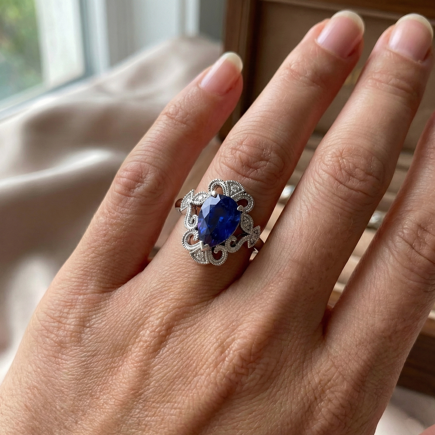 Royalblauer Saphir Tropfen-Schliff Schmuckstein-Ring in 14K Weißgold – Rückansicht
