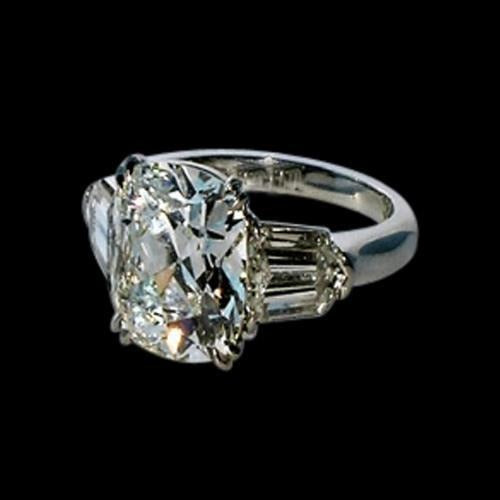 Damen Kissen & Baguette Echt Aus der Erde Abgebauter Natürlicher Diamant 1,91 Ct. Ring aus Weißgold mit drei Steinen