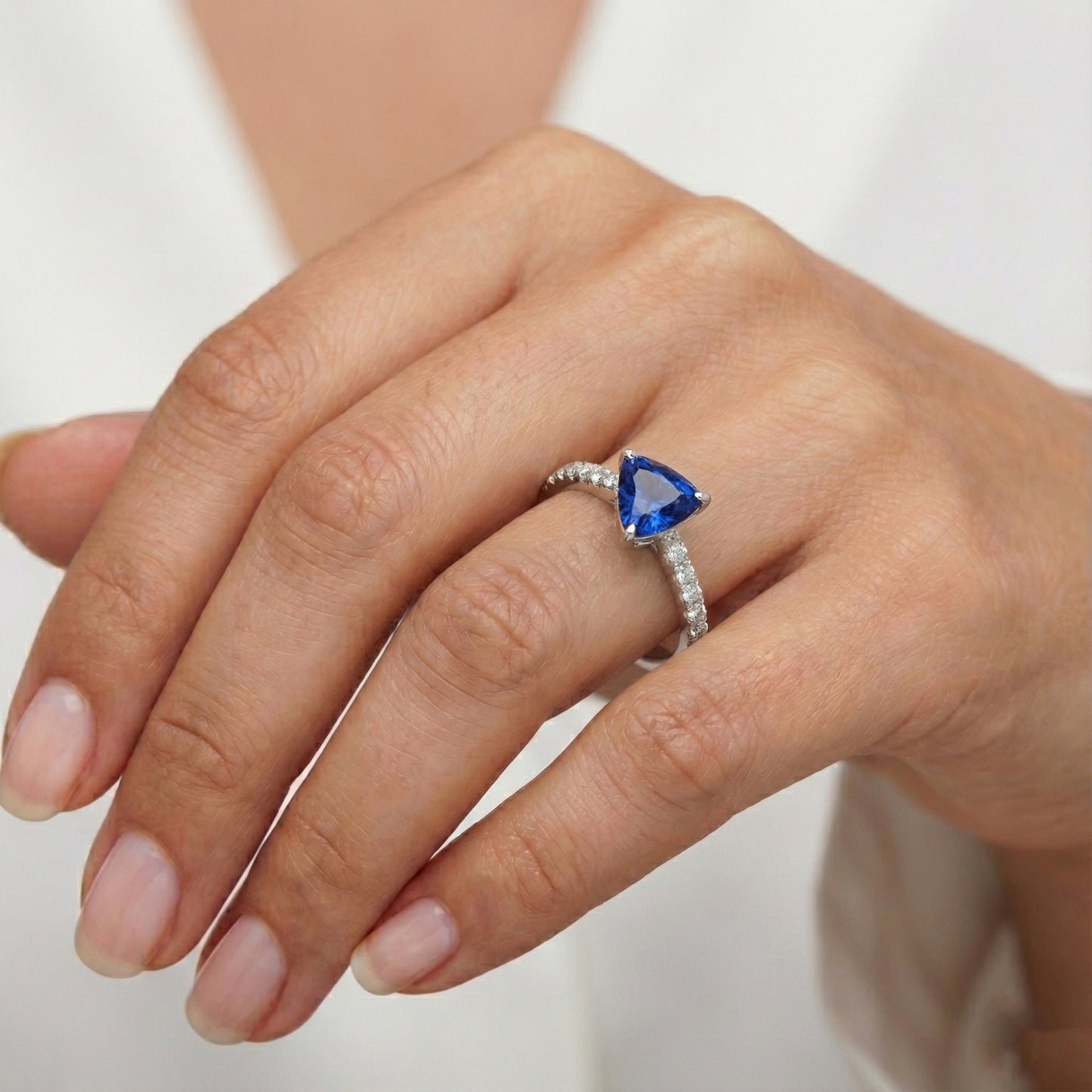 echter round diamant 2Karat ring auf Weiß