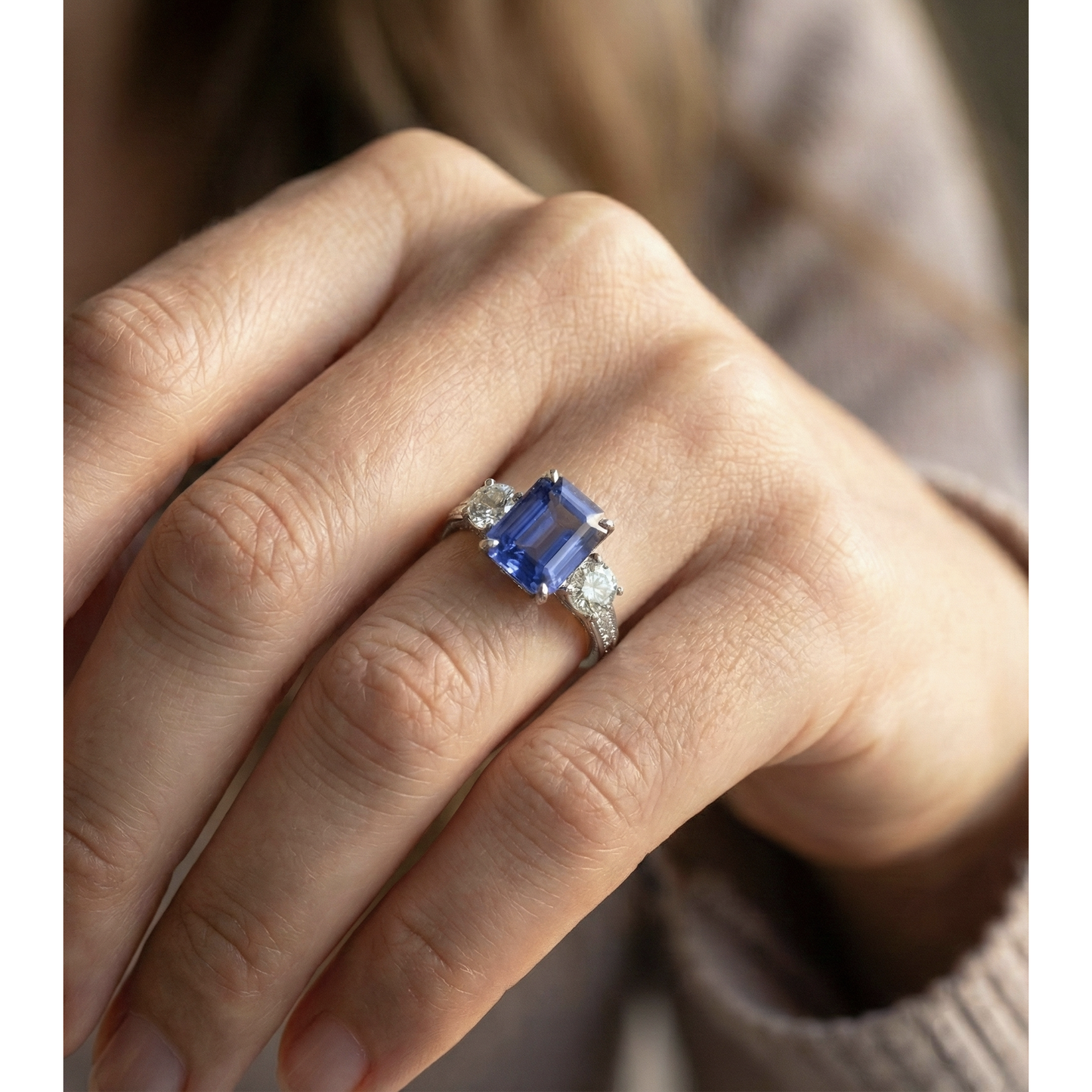 Drei-Steine-Ring Antik-Stil Smaragd Ceylon Saphir 3 Karat