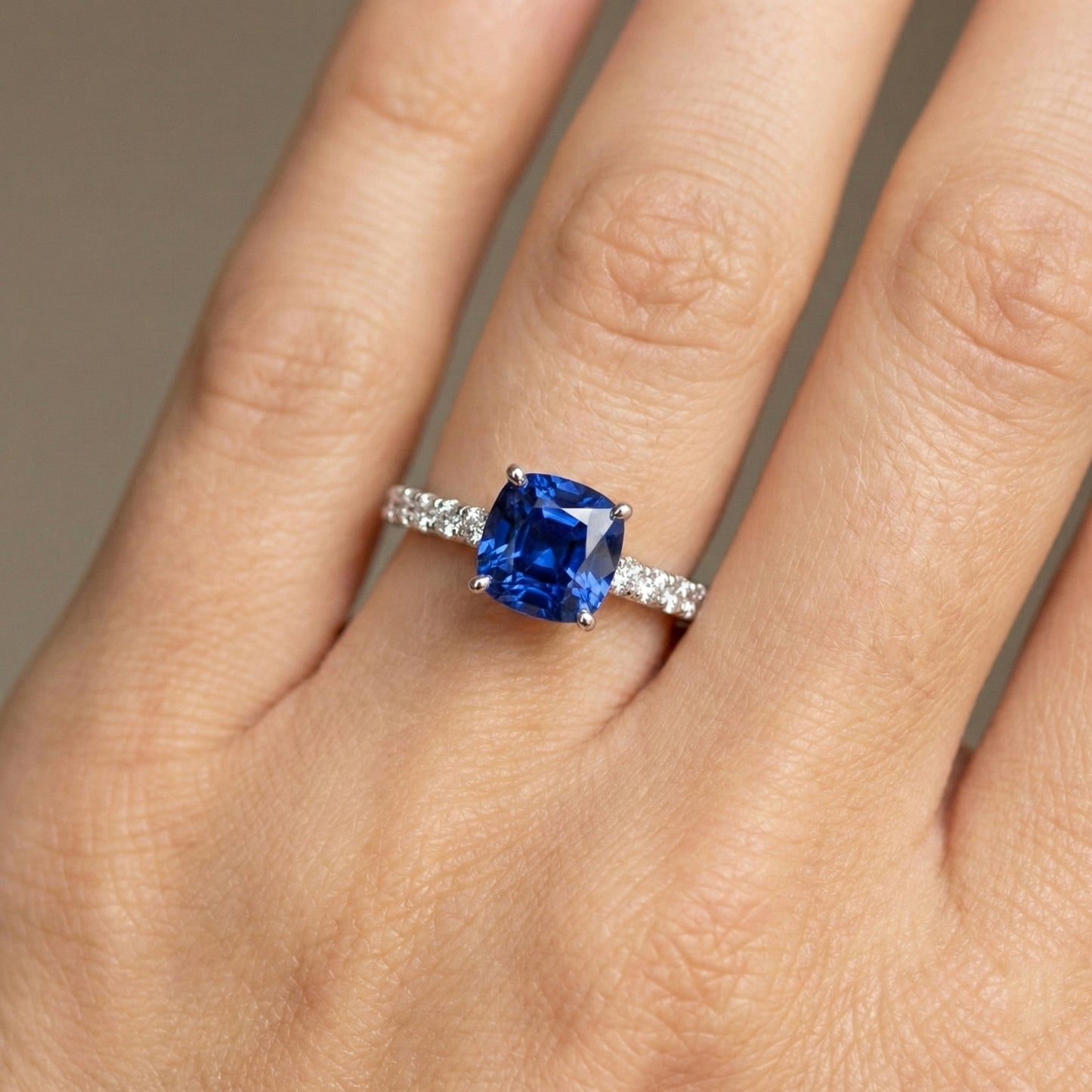 Edelstein Ring Saphir im Kissenschliff 2,50 Karat Fishtail Set Natürlicher Diamant ( nicht im Labor gezüchtet )en