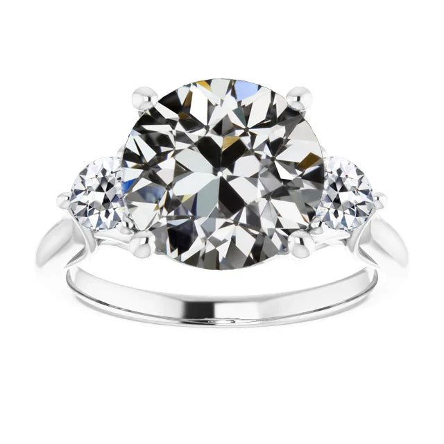 Ehering mit drei Steinen. Runder Echt Diamant im Minenschliff. 7 Karat