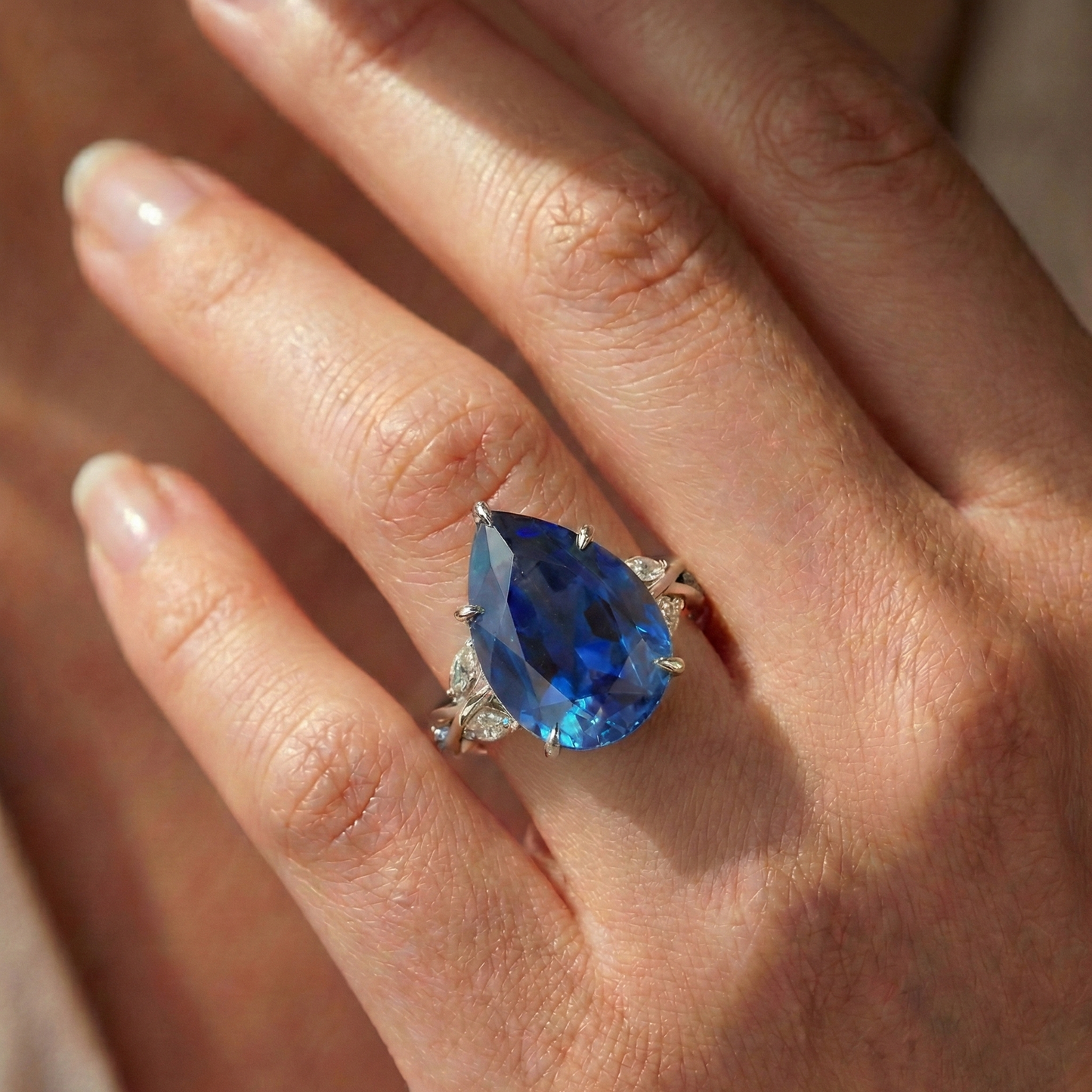 Gold Edelstein Ring Birnenblauer Saphir & Marquise Aus der Erde Abgebauter Natürlicher Diamanten 7,25 Karat