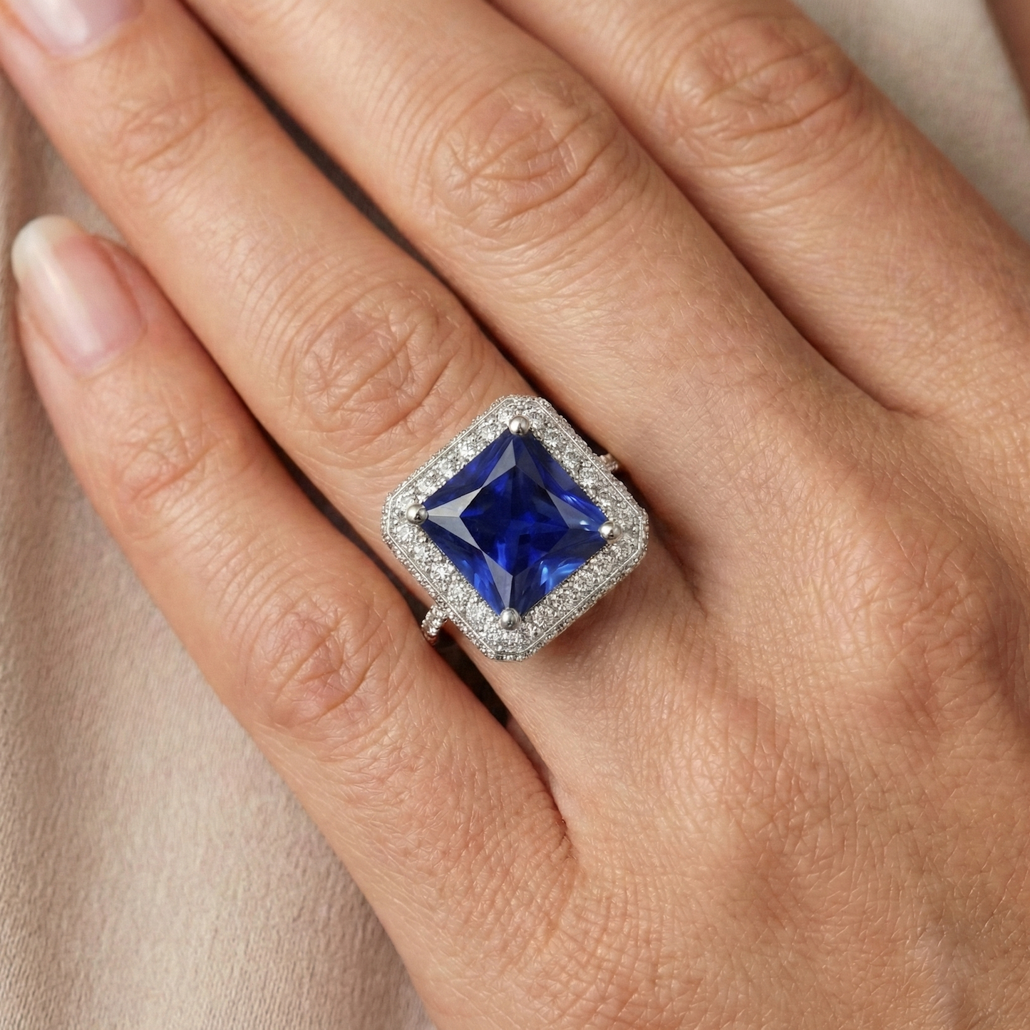Halo-Ring mit rundem Aus der Erde Abgebauter Natürlicher Diamanten und blauem Saphir im Princess-Schliff, 6 Karat