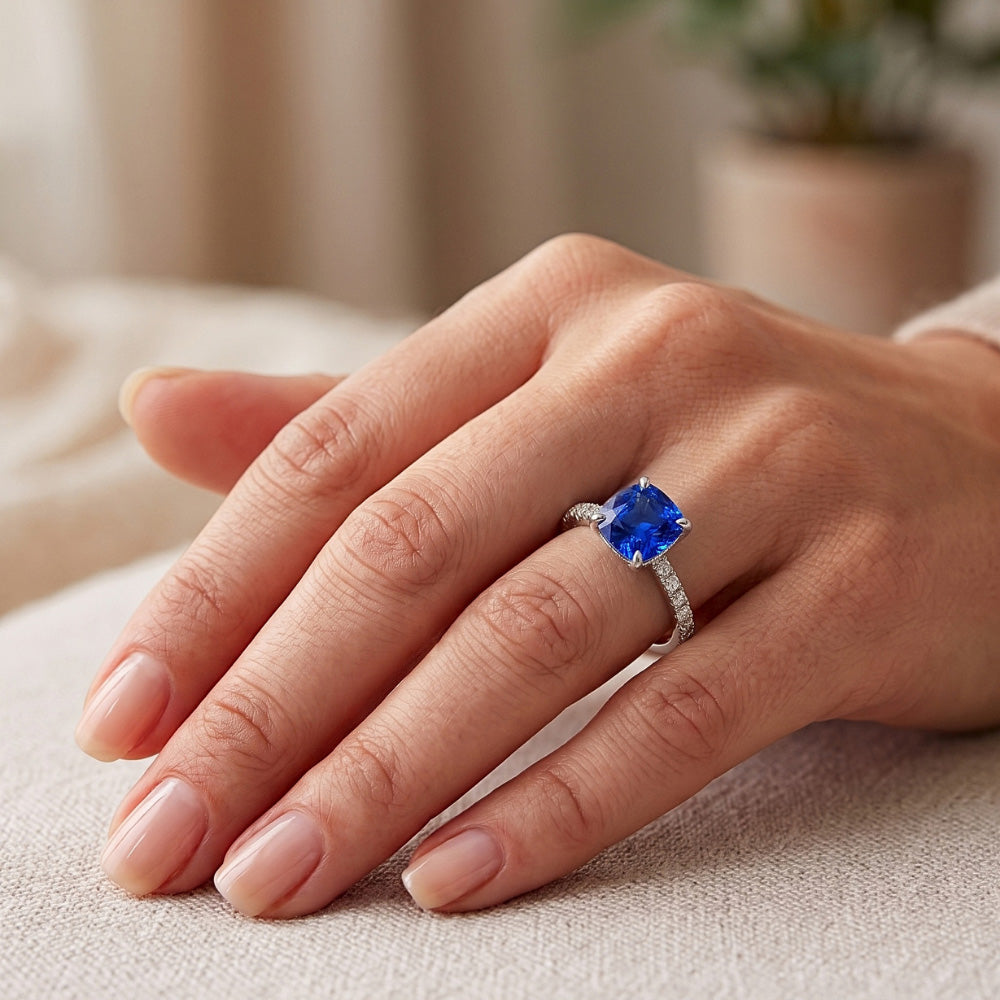 Kissen Blauer Saphir-Aus der Erde Abgebauter Natürlicher Diamant-Ring mit Pave Set Akzenten 2,75 Karat