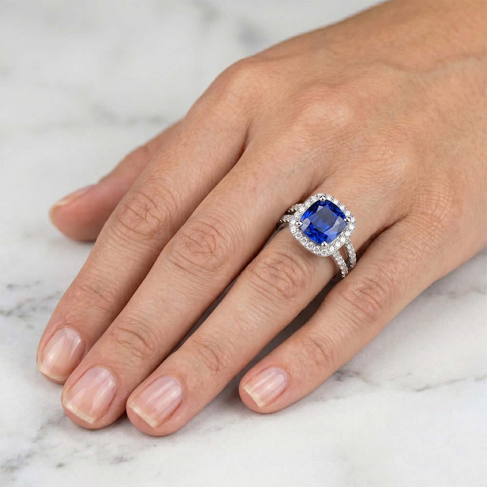 Kissen Blauer Saphir mit Aus der Erde Abgebauter Natürlicher Diamanten 4.50 Karat Ring Weißgold 14K