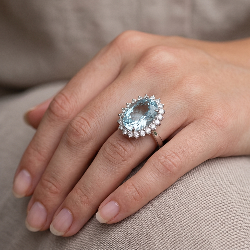 Ovaler Aquamarin-Halo-Cocktailring
