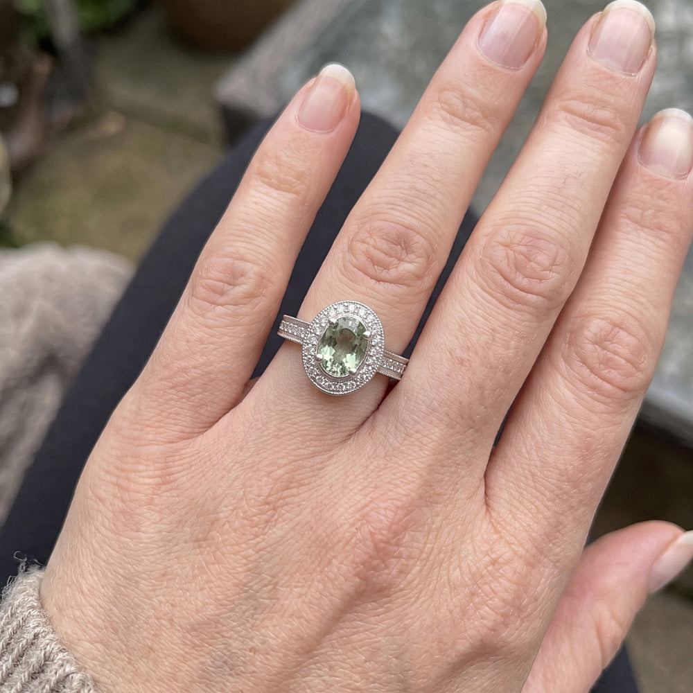 Ovaler grüner Saphir-Halo-Ring