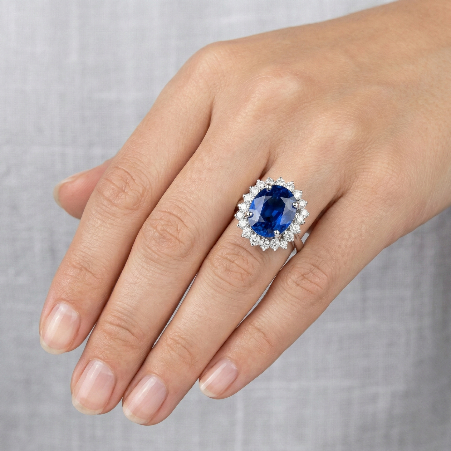 Ovaler und runder Ceylon-Saphir-Ring mit 8.01 Karat Aus der Erde Abgebauter Natürlicher Diamanten WG 14K