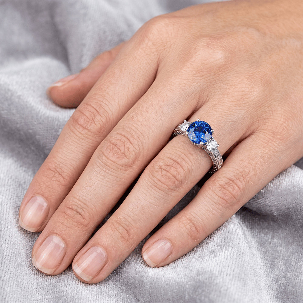 Ring mit 3 Steinen. 2.60 ct. srilankischer Saphir und Aus der Erde Abgebauter Natürlicher Diamanten. WG 14K