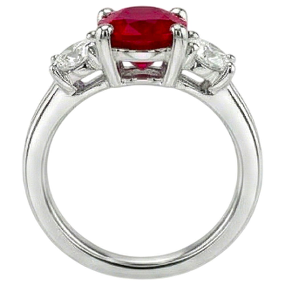 Ring mit drei Steinen im Ovalschliff. Roter Rubin und Aus der Erde Abgebauter Natürlicher Diamant. Gold 14K 1.80 Karat