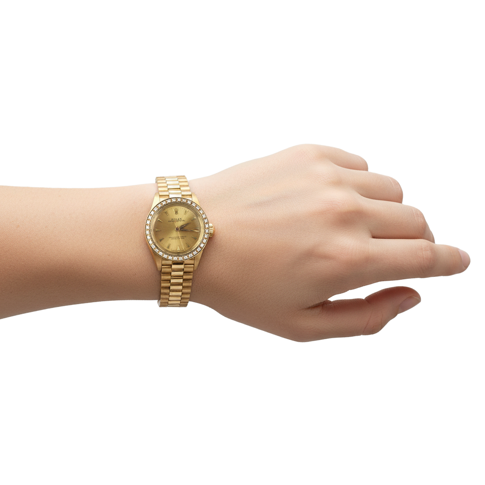 Rolex Oyster Perpetual Damenuhr aus Gelbgold mit Diamantlünette P1