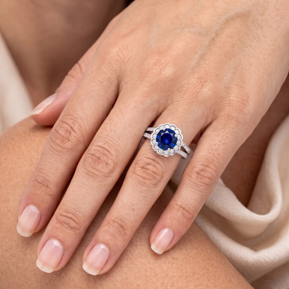 Runder Sri Lanka Blauer Saphir Halo Aus der Erde Abgebauter Natürlicher Diamantring 2,25 Karat Weißgold