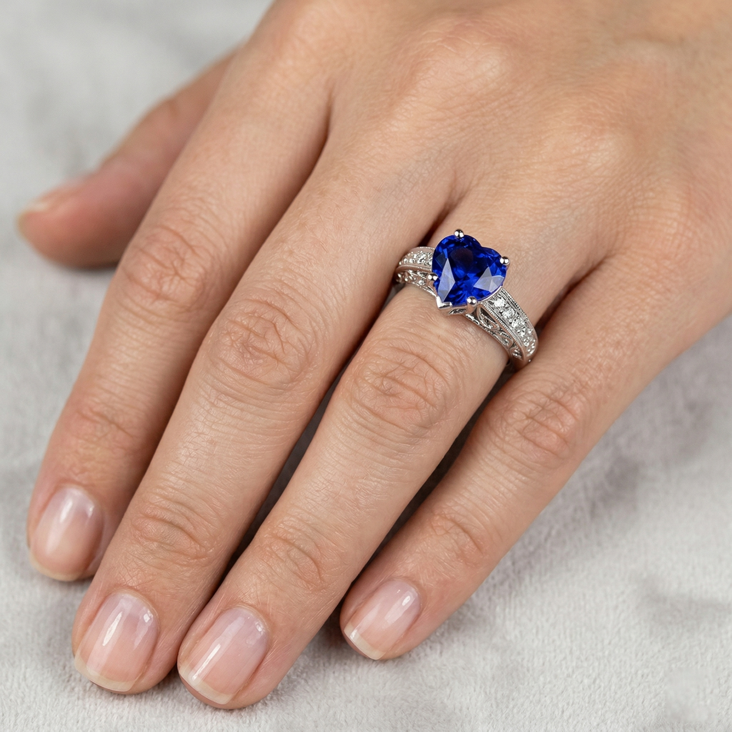 Saphir-Ring im Herzschliff