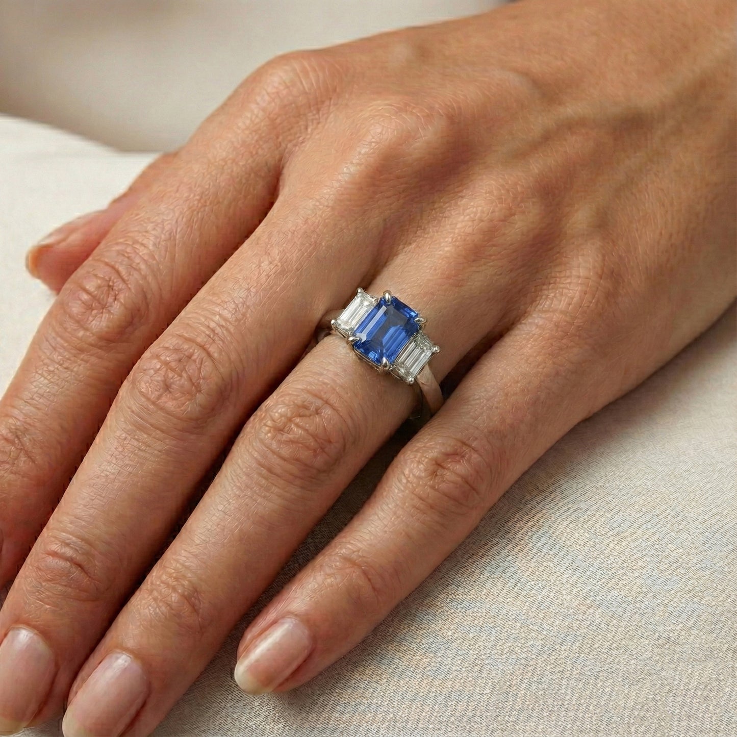 Smaragd Drei Stein Blauer Saphir Ring 3 Karat Goldschmuck