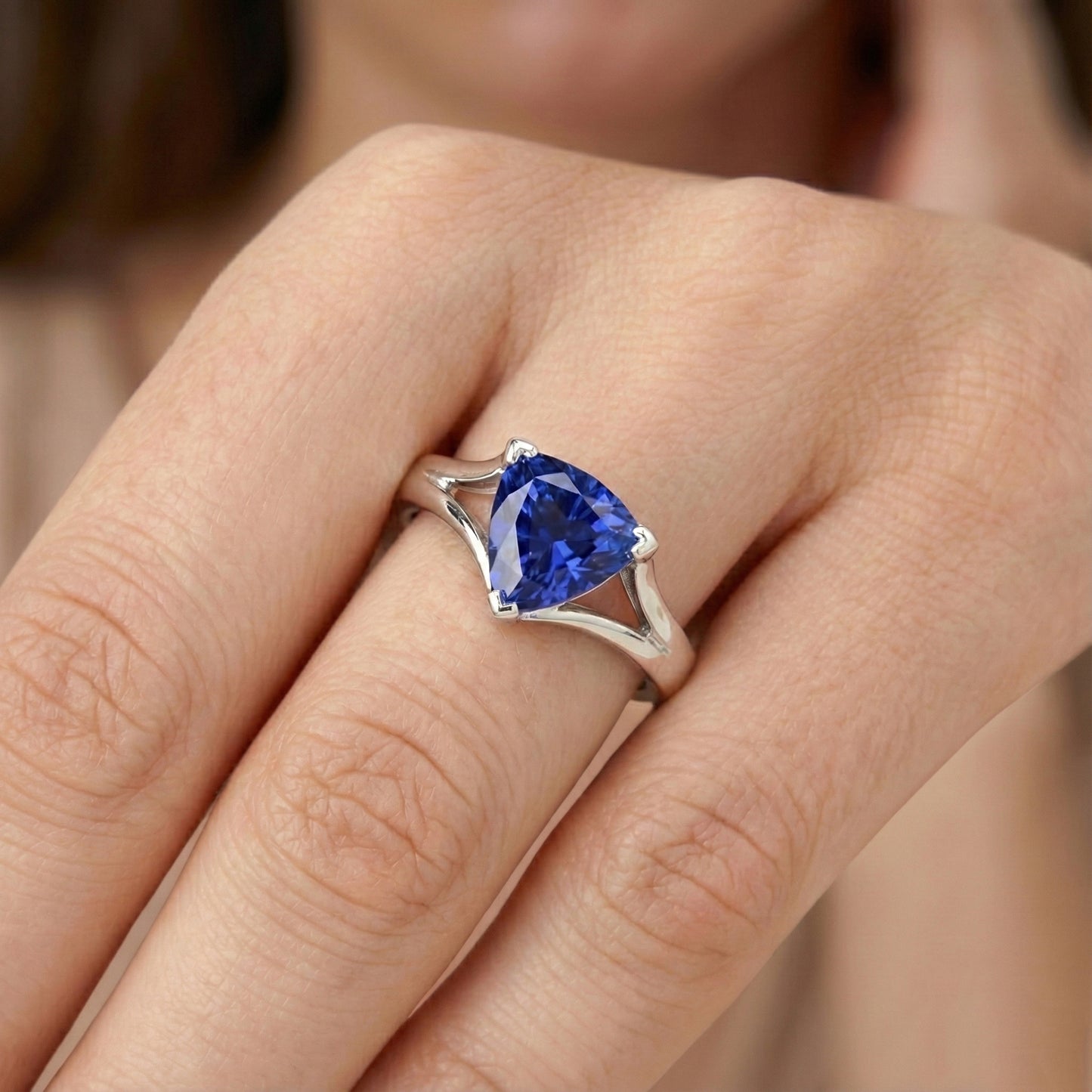 Solitaire Trillion Saphir Ring V Zinke Split Schaft 1,50 Karat