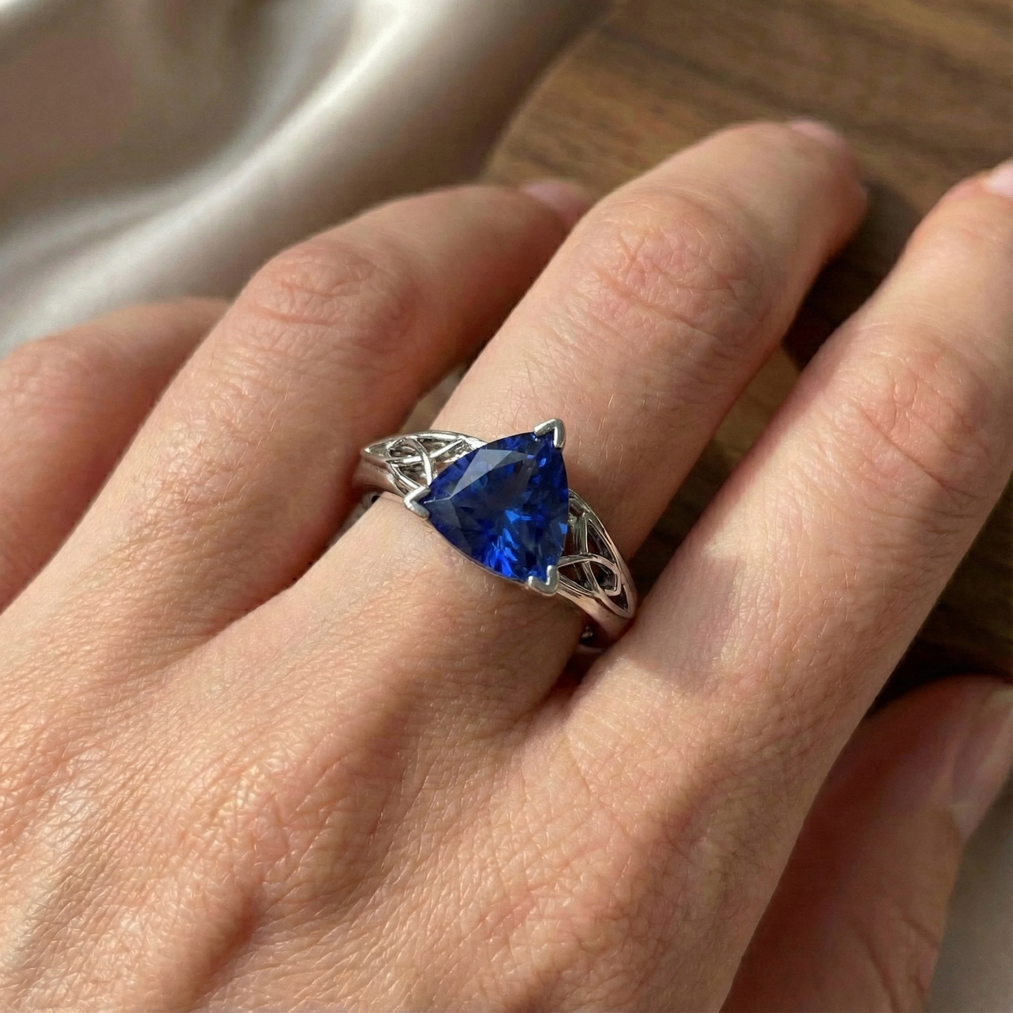 Solitär-Ring Trillion V Zinke Blauer Saphir Antik-Stil 2 Karat