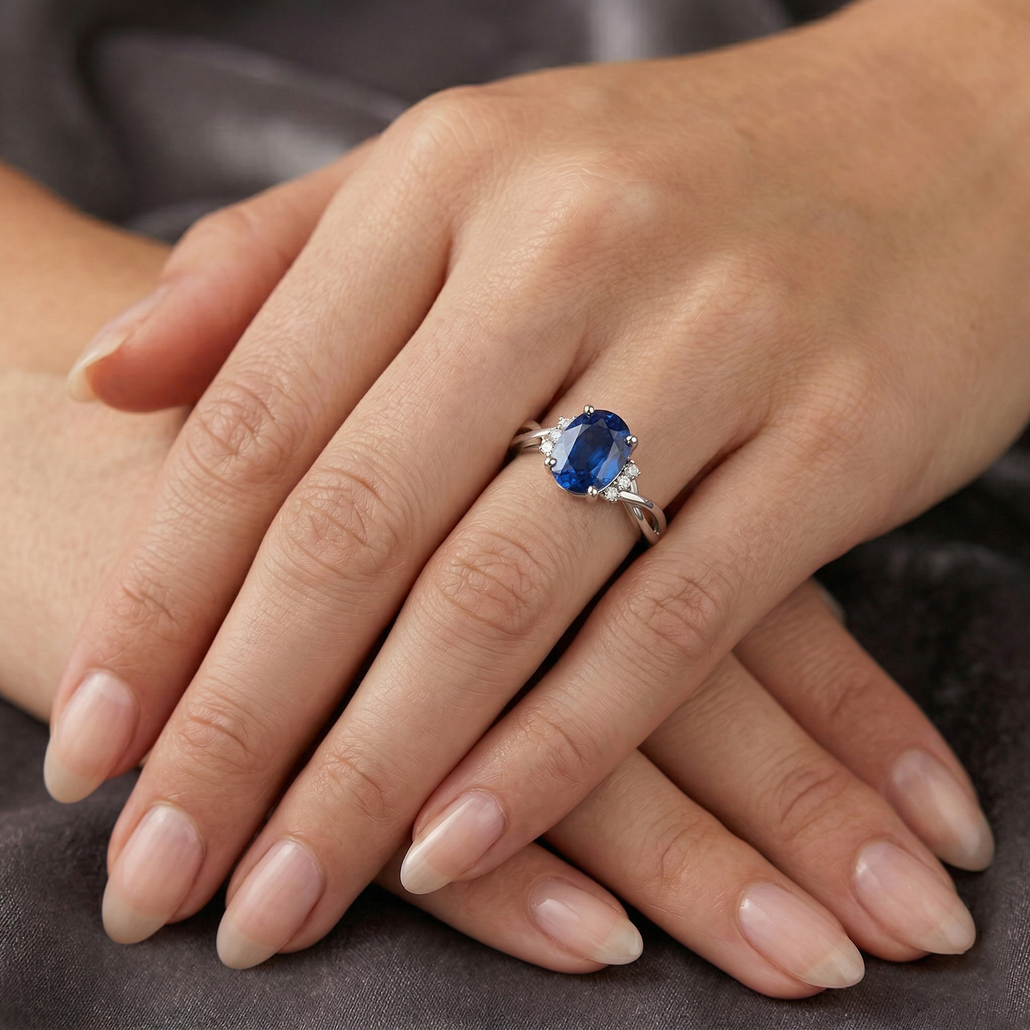 Solitär mit Akzenten 1.80 Kt. Sri Lanka Blauer Saphir-Aus der Erde Abgebauter Natürlicher Diamanten-Ring