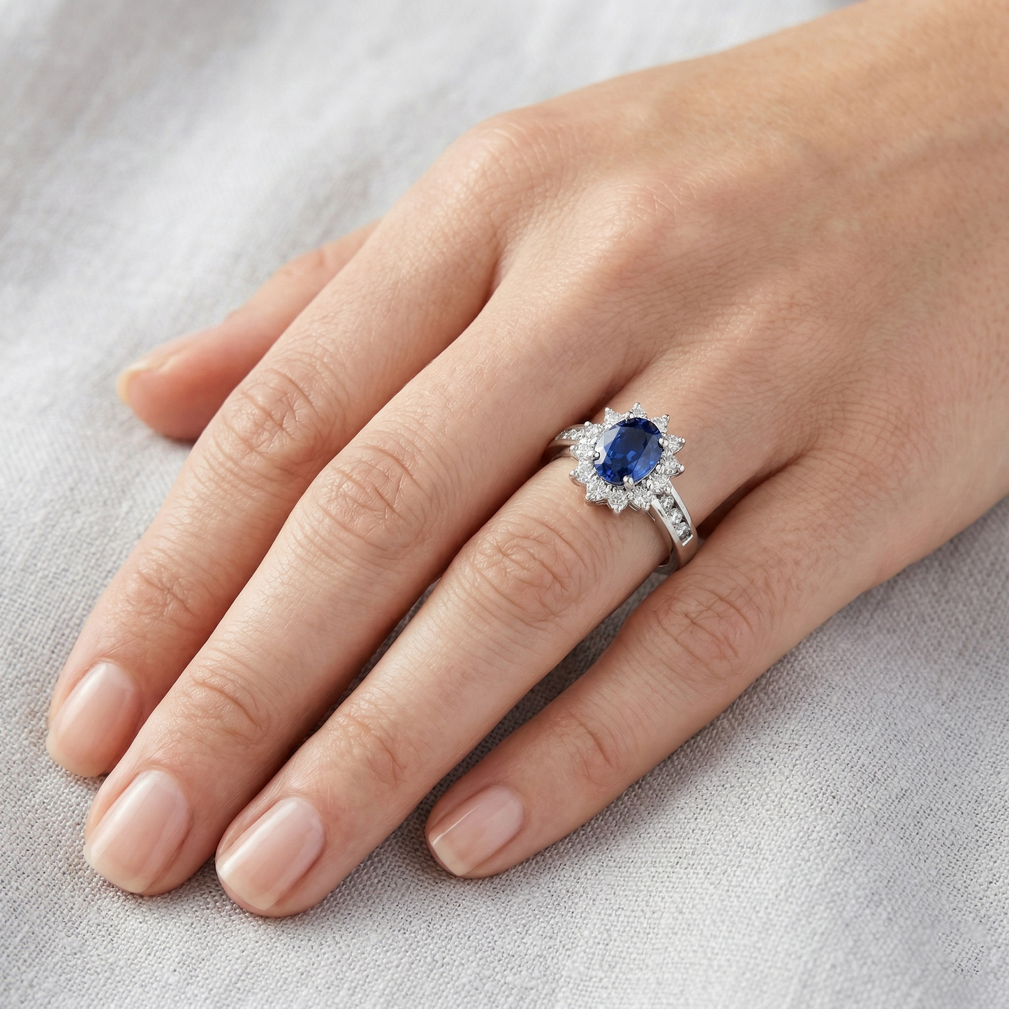 Sri Lanka Ring mit Saphir und Aus der Erde Abgebauter Natürlicher Diamanten im Rundschliff 3.80 ct Weißgold