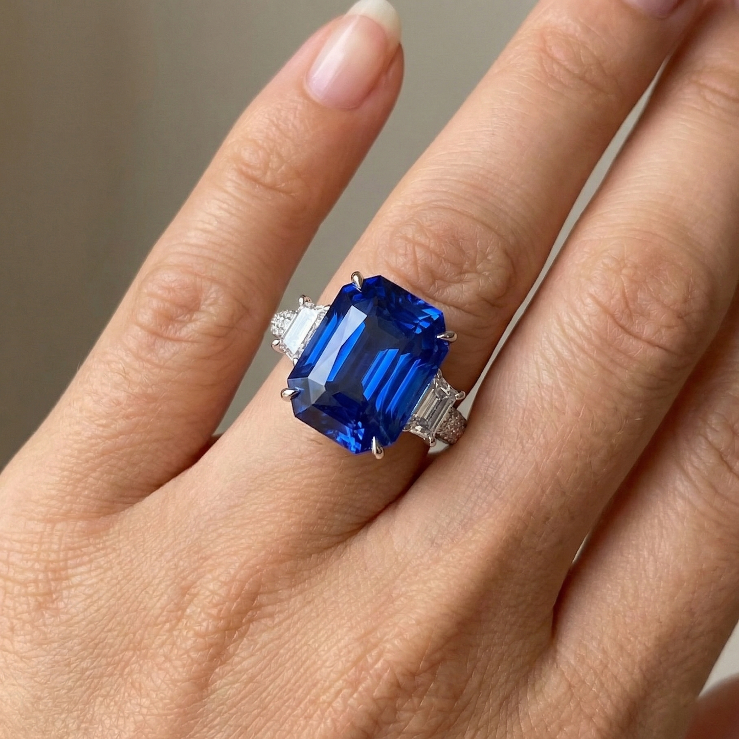 Strahlender Natürlicher Diamant ( nicht im Labor gezüchtet )-Ceylon-Saphir-Ring 7,50 Karat 3-Stein-Zinken-Stil