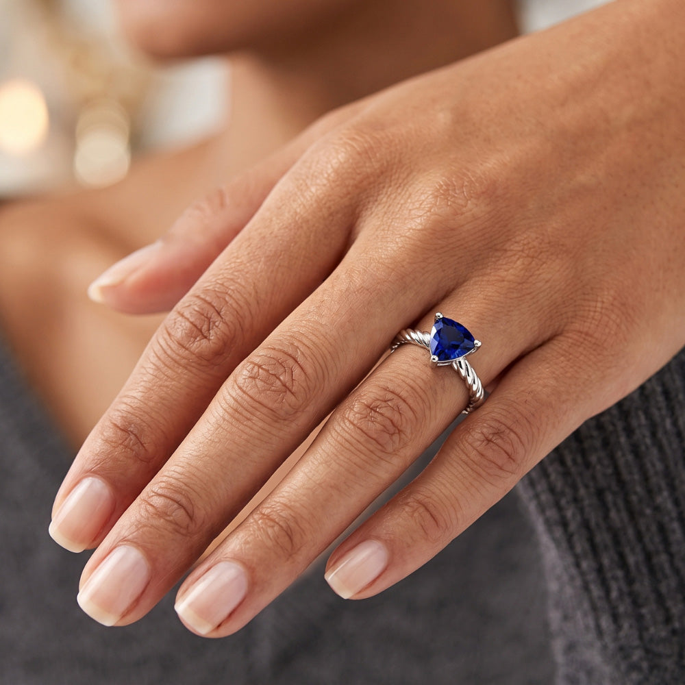 Trillion Solitaire Ring Rope Style Tiefblauer Saphir 1 Karat