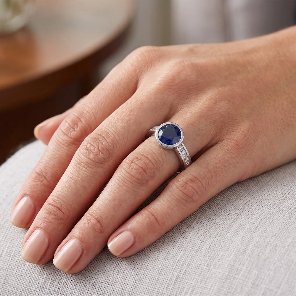 Weißgold Aus der Erde Abgebauter Natürlicher Diamantring 2 Karat Runde Lünette Set Blauer Saphir Edelstein