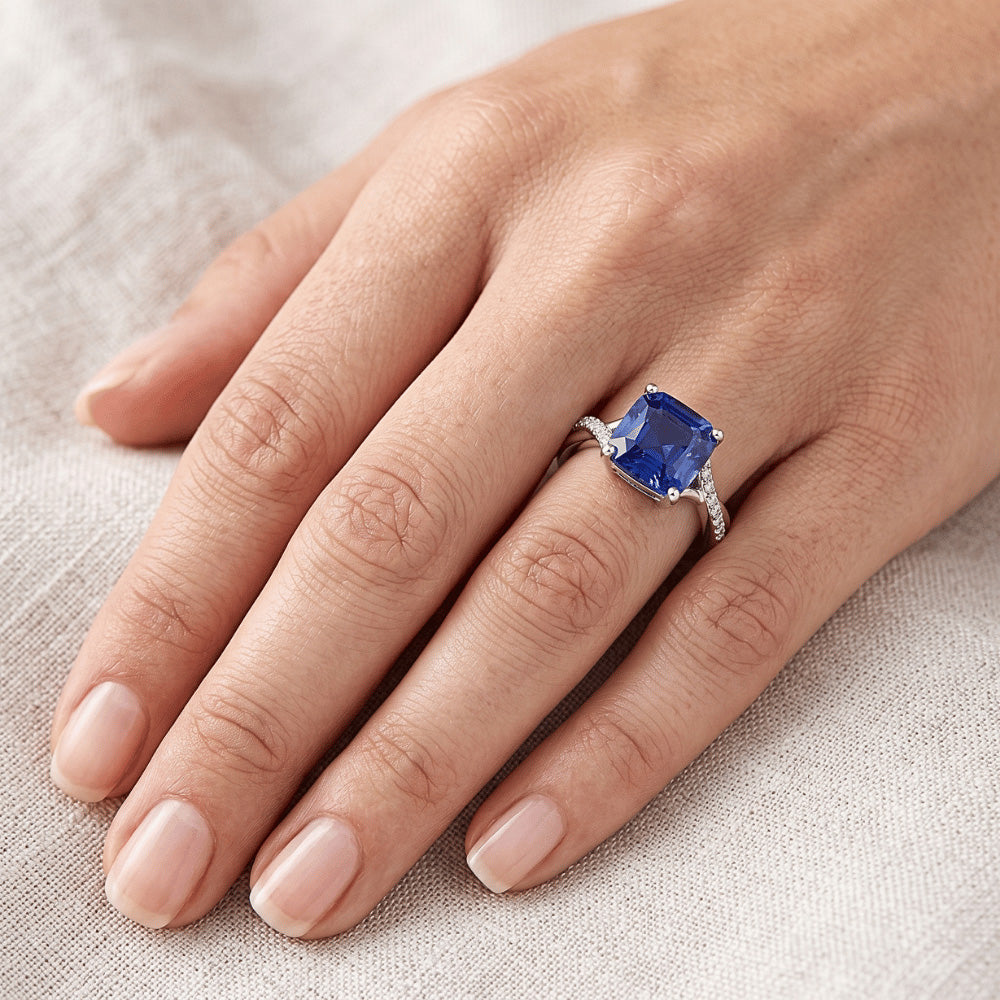 Weißgold-Solitärring mit blauem Saphir und Akzenten 4,50 Karat