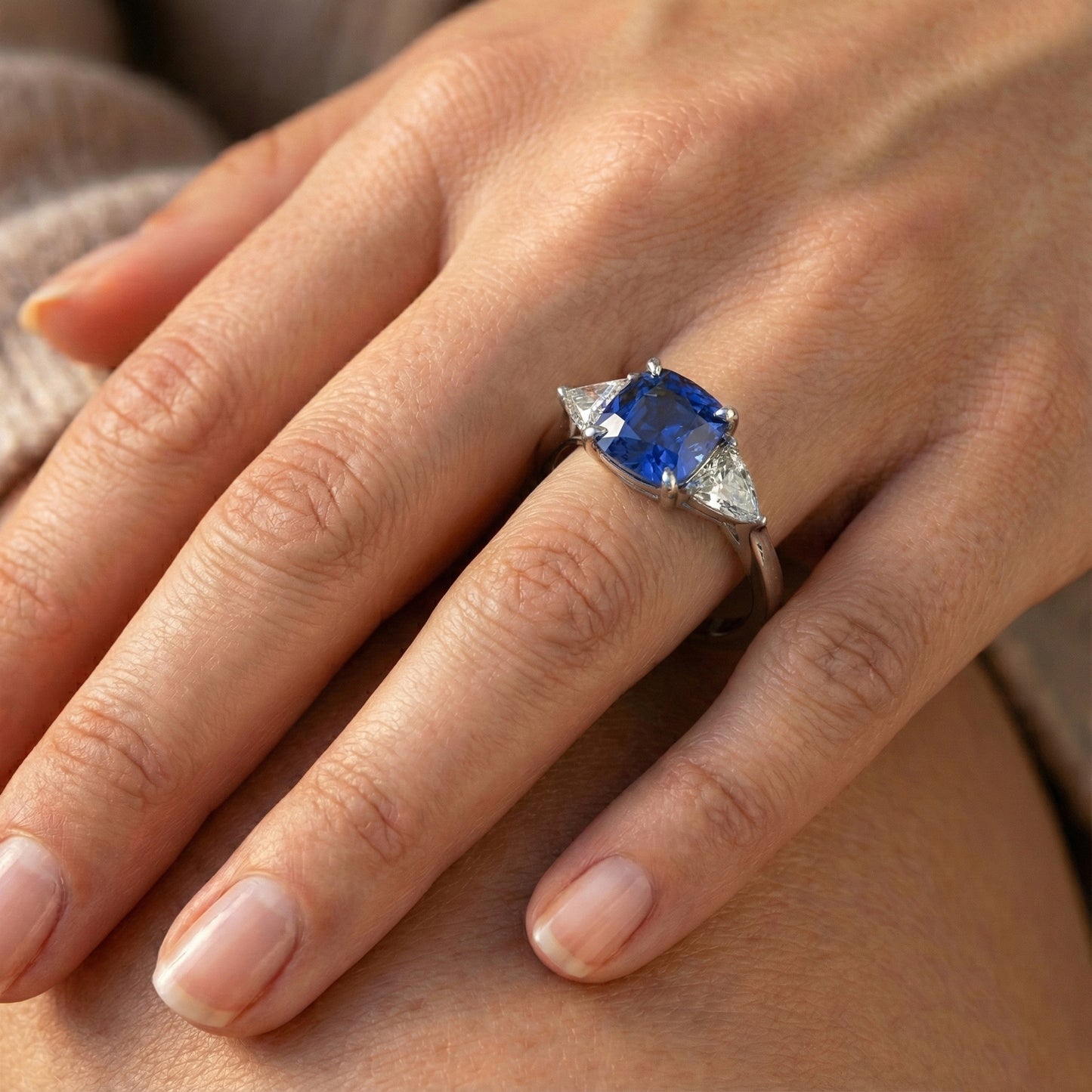 Weißgold Kissen Ceylon Blauer Saphir Aus der Erde Abgebauter Natürlicher Diamant 3 Karat 3 Steine Ring